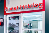 Leuchtreklame für Planet Hotdog im Gutenberg Center Mainz