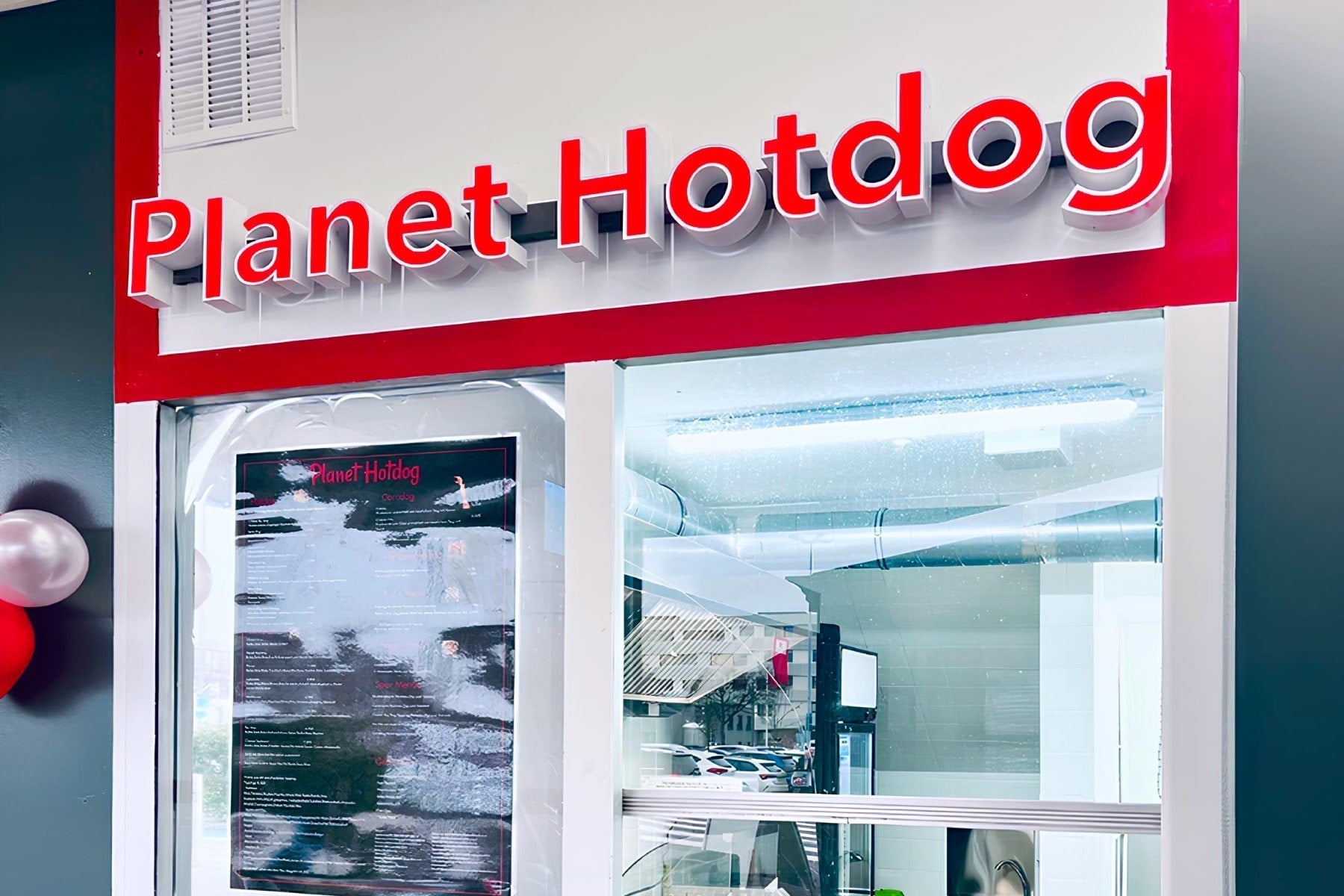 Leuchtreklame für Planet Hotdog im Gutenberg Center Mainz