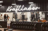 "Kraftlabor": Ein leuchtendes Symbol für Energie und Stärke im Top Sports Stuttgart-Degerloch