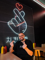Neon Schild personalisiert in kalt weiß – Korean Fried Chicken Restaurant Berlin Wanddekoration BeMyNeon