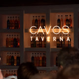 Neon Schild personalisiert in Kaltweiß – Cavos Taverna Restaurant Theke BeMyNeon