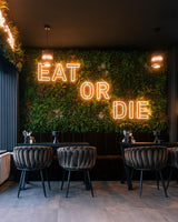 Neon Schild personalisiert in Warmweiß – EAT OR DIE Restaurant Innendekoration BeMyNeon