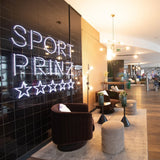 Neon Schild personalisiert in Kaltweiß – Sport Prinz Fitnessstudio Wandschriftzug BeMyNeon