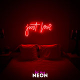 "just love." Leuchtmotiv aus LED Neon