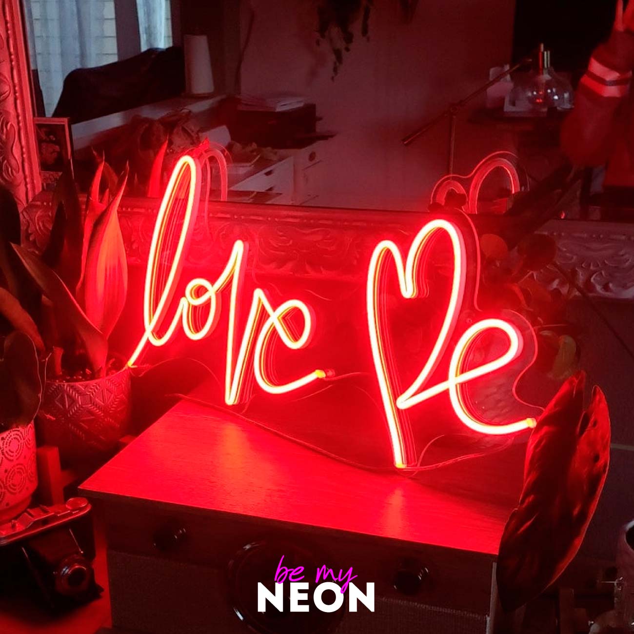 "love me" Leuchtmotiv aus LED Neon
