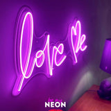 "love me" Leuchtmotiv aus LED Neon