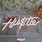 "hustle" Leuchtmotiv aus LED Neon