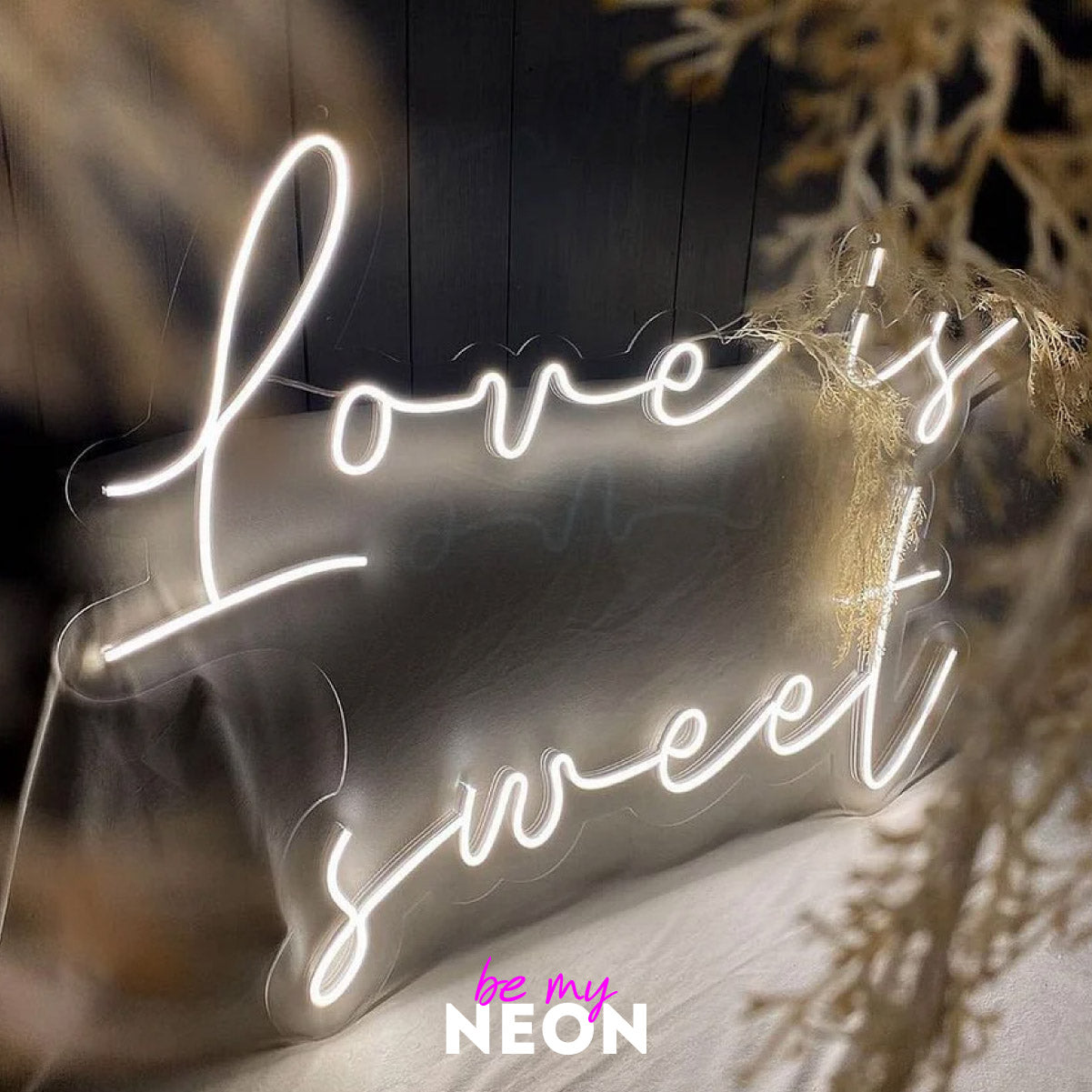 "love is sweet" Leuchtmotiv aus LED Neon