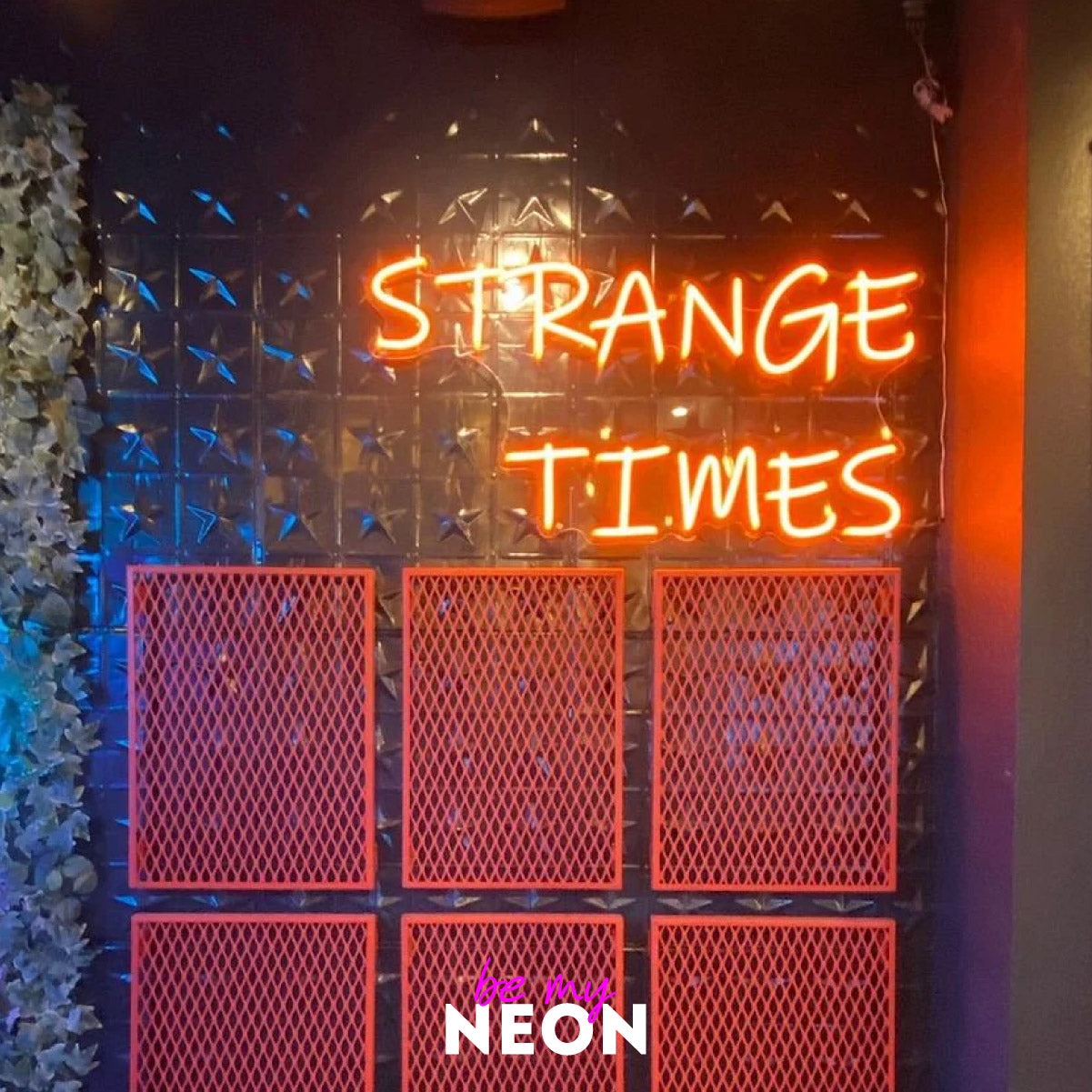 "strange times" LED Neonschild
